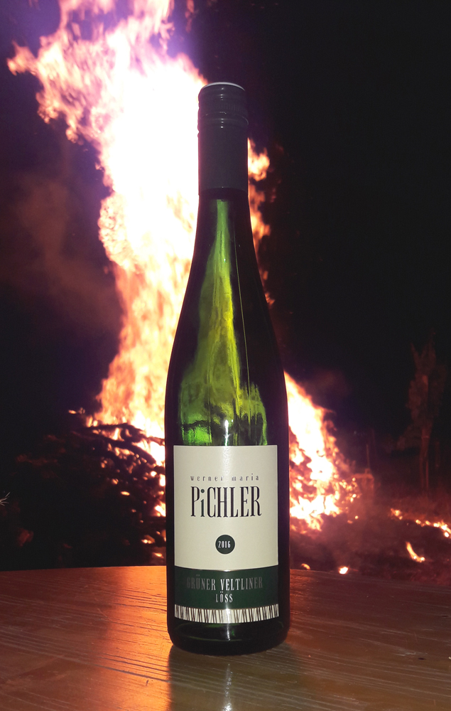 Wein vorm Feuer
